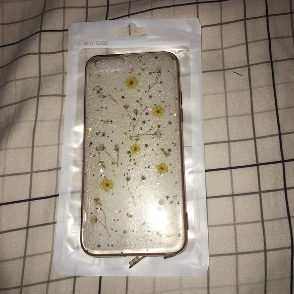 Wildflower Accessories - Fairly new clear iPhone 6/6s case! Wildflower Accessories - Fairly new clear iPhone 6/6s case!